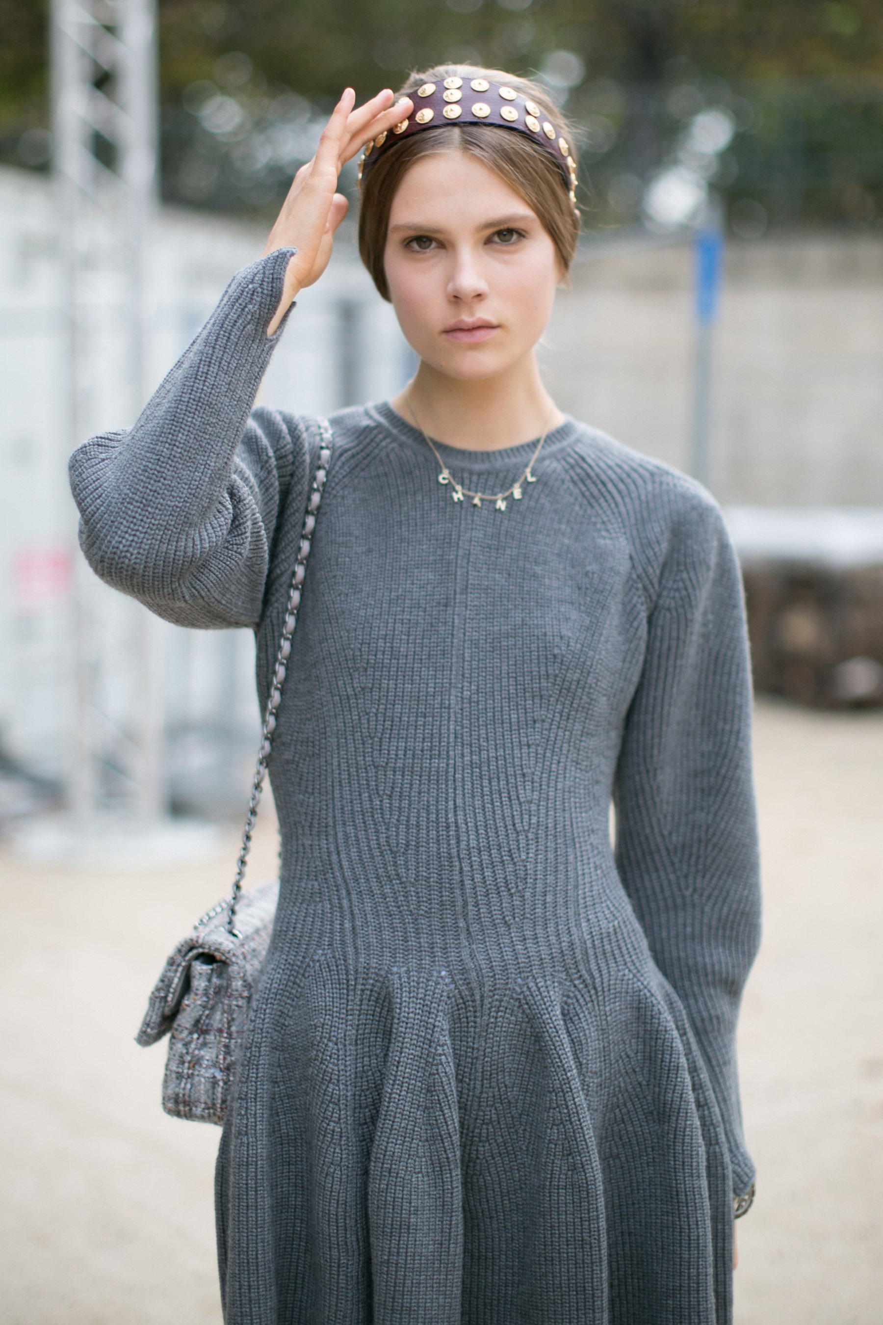 Street fashion: top modelki w Paryżu - Caroline Brasch Nielsen nie zdjęła opaski z pokazu Valentino. Prywatnie nosi jednak mniej strojne sukienki i torebki od Chanel / fot. ImaxtreeX