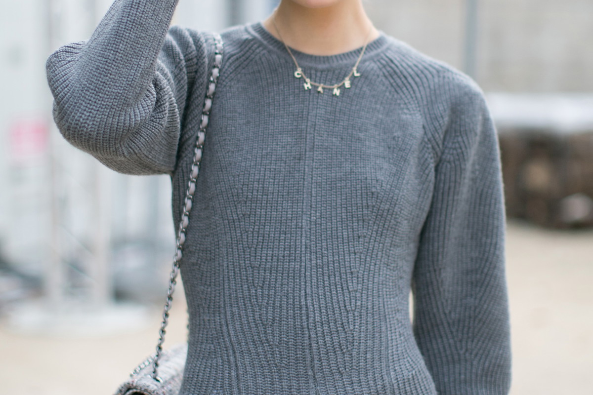 Street fashion: top modelki w Paryżu - Caroline Brasch Nielsen nie zdjęła opaski z pokazu Valentino. Prywatnie nosi jednak mniej strojne sukienki i torebki od Chanel / fot. Imaxtree
X