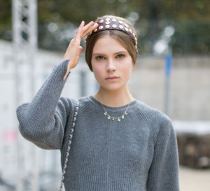 Street fashion: top modelki w Paryżu - Caroline Brasch Nielsen nie zdjęła opaski z pokazu Valentino. Prywatnie nosi jednak mniej strojne sukienki i torebki od Chanel / fot. Imaxtree
X