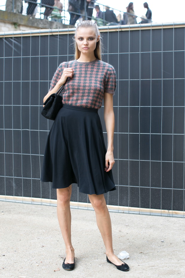 Street fashion: top modelki w Paryżu