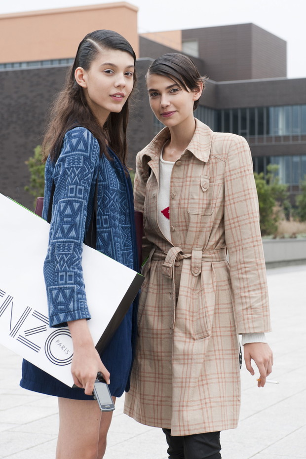 Street fashion: top modelki w Paryżu