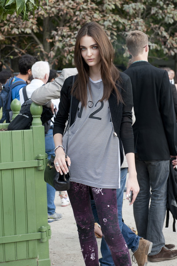 Street fashion: top modelki w Paryżu