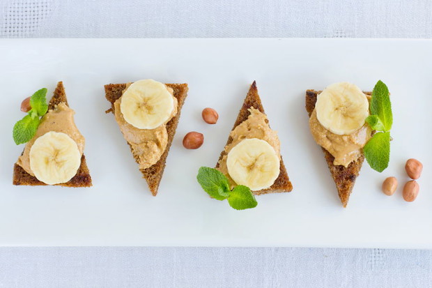 8. Banan + masło orzechowe