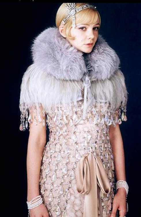 Urocza i drobna Carey Mulligan jako Daisy w ekranizacji słynnej powieści Wielki Gatsby w reż. Baza Luhrmanna z zeszłego roku, w filmie nosi imponujące sukienki i pióra wiernie oddające klimat American Dr