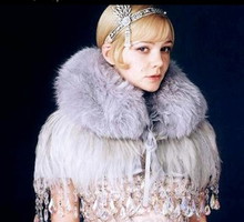 Urocza i drobna Carey Mulligan jako Daisy w ekranizacji słynnej powieści Wielki Gatsby w reż. Baza Luhrmanna z zeszłego roku, w filmie nosi imponujące sukienki i pióra wiernie oddające klimat American Dr
