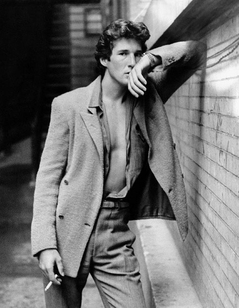 Narcystyczny, seksowny, niezwykle stylowy. Taki był Richard Gere jako prawdziwy American Gigolo kiedy wkładał garnitury od Armaniego
