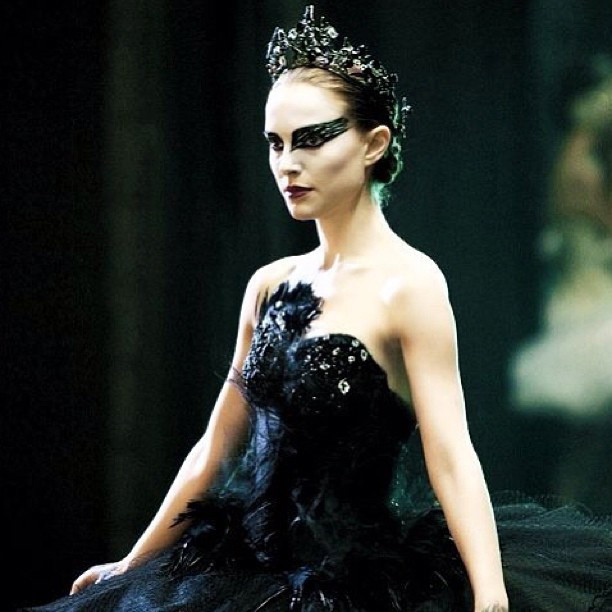 zajwiskowa suknia Czarnego Łabędzia dla Natalii Portman została zaprojektowana przez siostry Kate i Laure Mulleavy z Rodarte. Inspiracją dla projektantek oraz samego reżysera Aronofskiego były baletnice