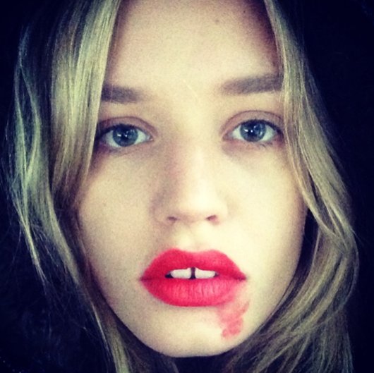 Georgia May Jagger w kampanii #SmearForSmear, promującej badania cytologiczne. fot. instagram.com/georgiamayjagger X