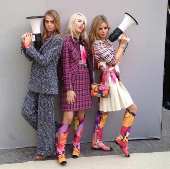 Georgia May Jagger z Suki Waterhouse i Carą Delevingne na pokazie Chanel. fot. instagram.com/georgiamayjagger