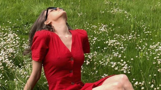 Modne sukienki na wiosnę, które wypatrzyłyśmy na wyprzedaży Reserved z rabatem do -50%