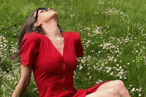 Modne sukienki na wiosnę, które wypatrzyłyśmy na wyprzedaży Reserved z rabatem do -50%
