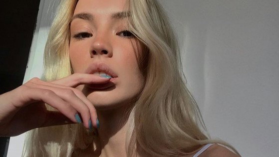Butter blonde to jeden z najszybciej rosnących trendów w koloryzacji. Jak wyglądają "maślane włosy"?