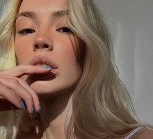 Butter blonde to jeden z najszybciej rosnących trendów w koloryzacji. Jak wyglądają "maślane włosy"?