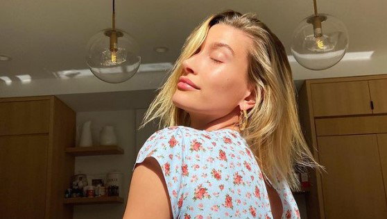 Co lukrowany pączek ma wspólnego z wieczorną pielęgnacją? Hailey Bieber twierdzi, że to najskuteczniejszy sposób na piękną, rozświetloną cerę