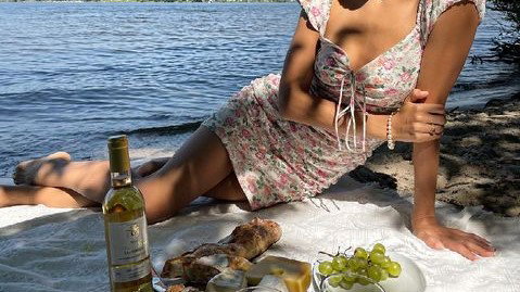 "Picnic outfit" -  trend stylizacyjny, który będziemy odtwarzać całe wakacje! [Lato 2021]