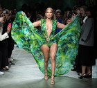 Odważna sukienka Versace w tropikalne wzory niesłusznie kojarzy się z Jennifer Lopez? Modelka Amber Valletta: "Założyłam ja pierwsza"