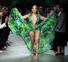 Odważna sukienka Versace w tropikalne wzory niesłusznie kojarzy się z Jennifer Lopez? Modelka Amber Valletta: "Założyłam ja pierwsza"