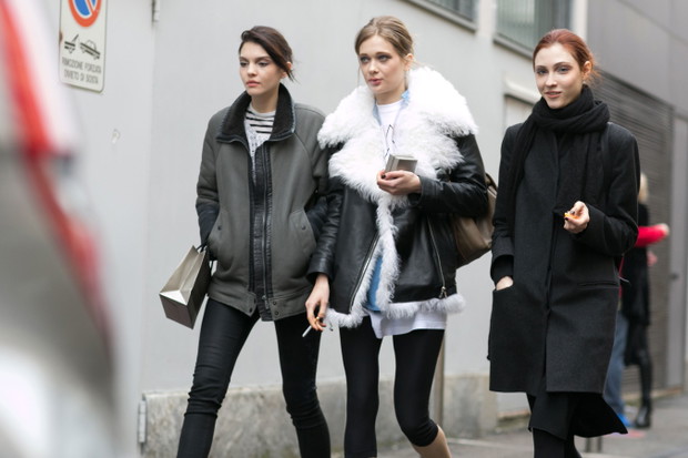 Street fashion: modelki off duty w Mediolanie