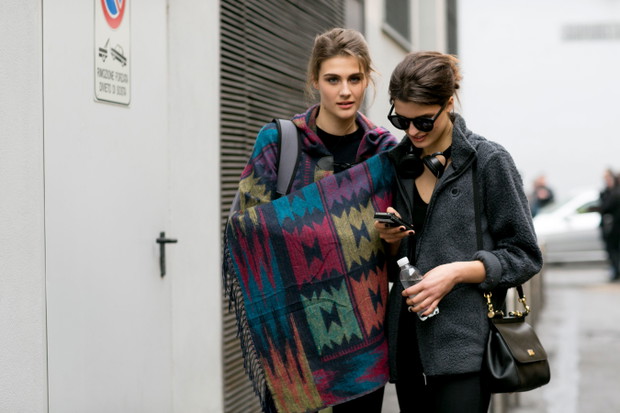 Street fashion: modelki off duty w Mediolanie