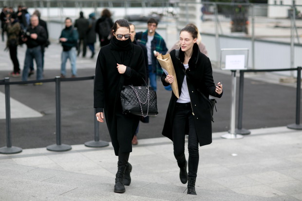 Street fashion: modelki off duty w Paryżu