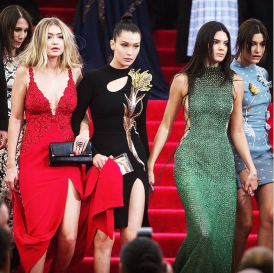 Bella i Gigi Hadid z Kendall Jenner na gali MET fot. instagram.com/bellahadid