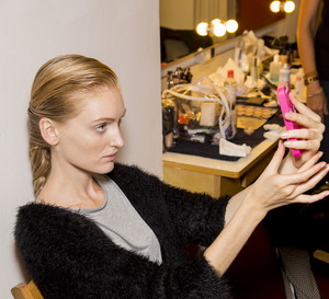 Modelki z telefonami na backstage'u pokazów mody