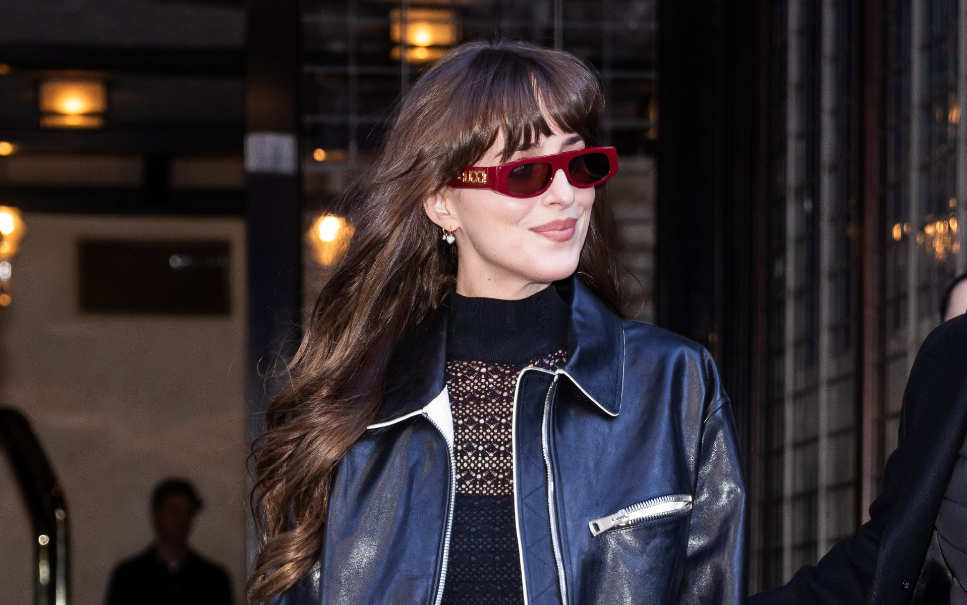 dakota-johnson-w-przeswitujacej-sukience-udowadnia-ze-to-trend-dla-kazdego-kluczowe-jest-z-czym-ja-zestawisz1-a2a33f1