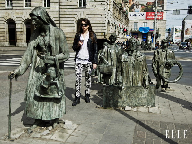 Helena Sujecka przy Pomniku Anonimowego Przechodnia fot. Irek Dorożański