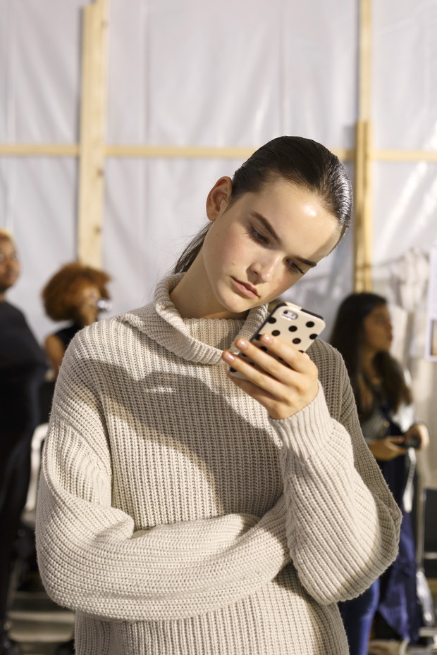 Modelki z telefonami na backstage'u pokazów mody
