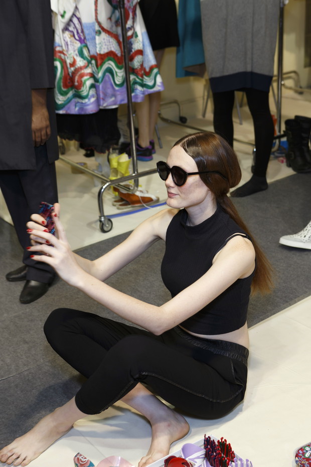 Modelki z telefonami na backstage'u pokazów mody