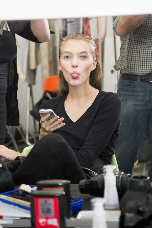 Modelki z telefonami na backstage'u pokazów mody
