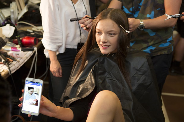 Modelki z telefonami na backstage'u pokazów mody