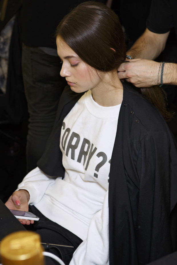 Modelki z telefonami na backstage'u pokazów mody