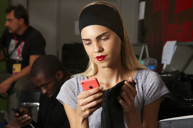Modelki z telefonami na backstage'u pokazów mody