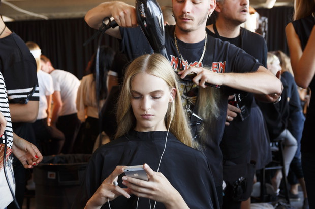 Modelki z telefonami na backstage'u pokazów mody