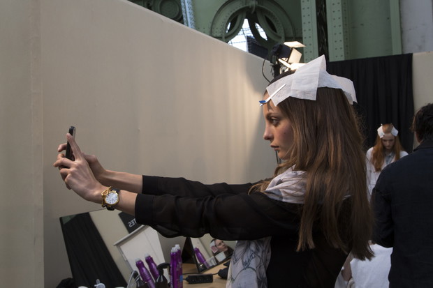 Modelki z telefonami na backstage'u pokazów mody