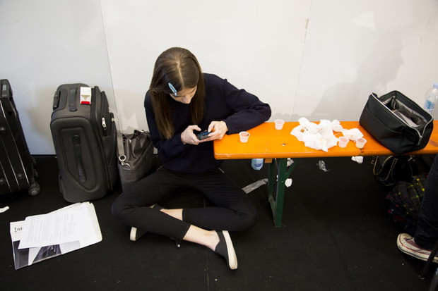 Modelki z telefonami na backstage'u pokazów mody