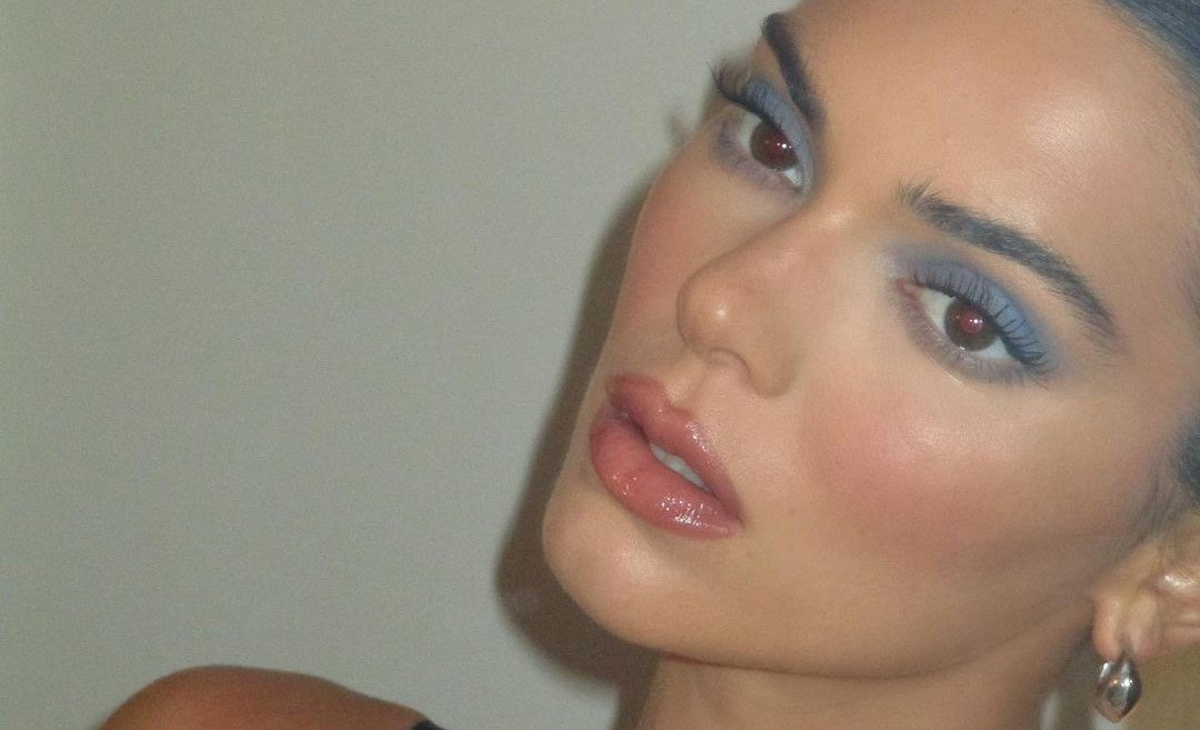 Ten kontrowersyjny trend z przeszłości powraca i podbija TikToka. Blue glam makeup lansują już Kendall Jenner i Dua Lipa
