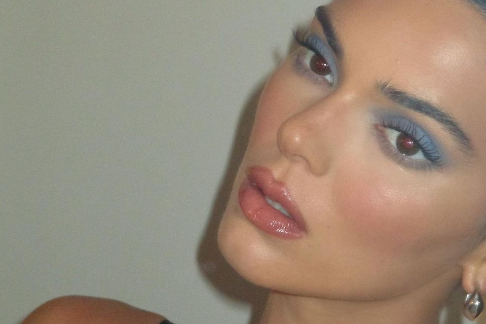 Ten kontrowersyjny trend z przeszłości powraca i podbija TikToka. Blue glam makeup lansują już Kendall Jenner i Dua Lipa