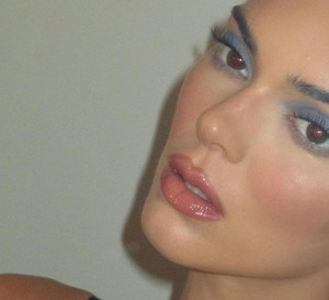 Ten kontrowersyjny trend z przeszłości powraca i podbija TikToka. Blue glam makeup lansują już Kendall Jenner i Dua Lipa