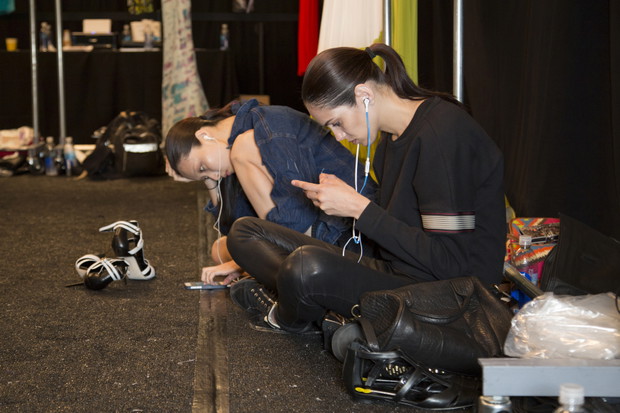 Modelki z telefonami na backstage'u pokazów mody