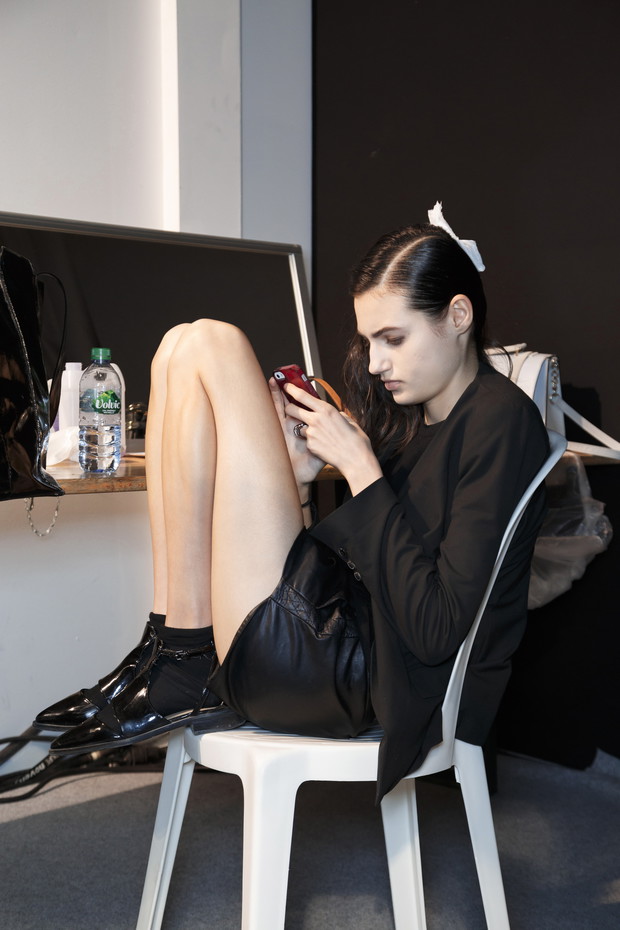 Modelki z telefonami na backstage'u pokazów mody