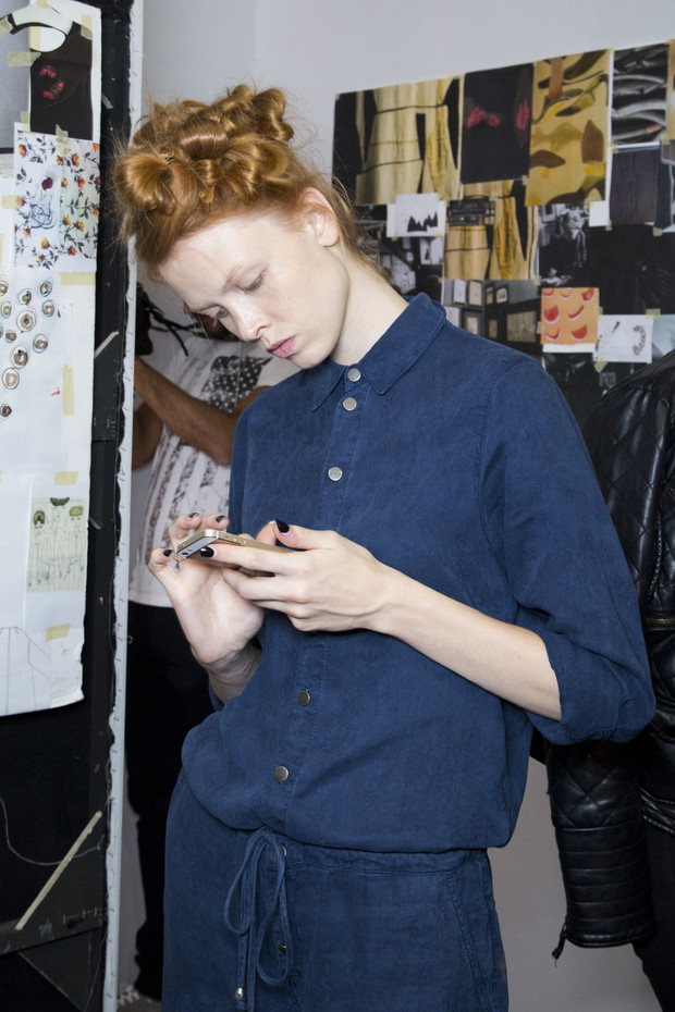 Modelki z telefonami na backstage'u pokazów mody