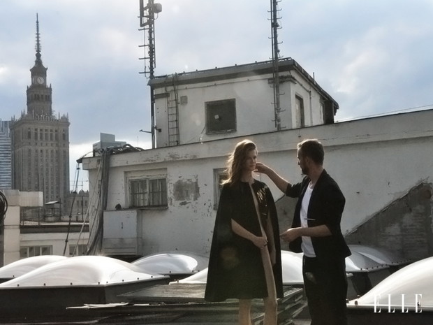 Posągowa Kasia wygląda obłędnie w płaszczu z najnowszej kolekcji Dolce&Gabbana. Michał Bieliecki / Warsaw Creatives dogląda każdy kosmyk włosów, co przy wietrznej pogodzie wcale nie jest łatwym zadaniem.fot. Anna Akińcza