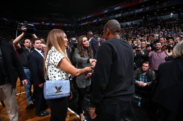 Beyonce z torebką Twist MM Denim. Obok niej Jay Z i Kate Middleton.fot. materiały prasowe LV