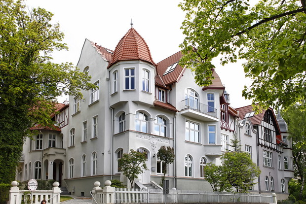 Wnętrze tygodnia: sopocki apartament pełen luksusu, szarości i bieli