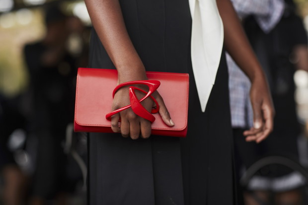 Buty, torebki, okulary przeciwsłoneczne, biżuteria, nakrycia głowy - street fashion na New York Fashion Week SS18