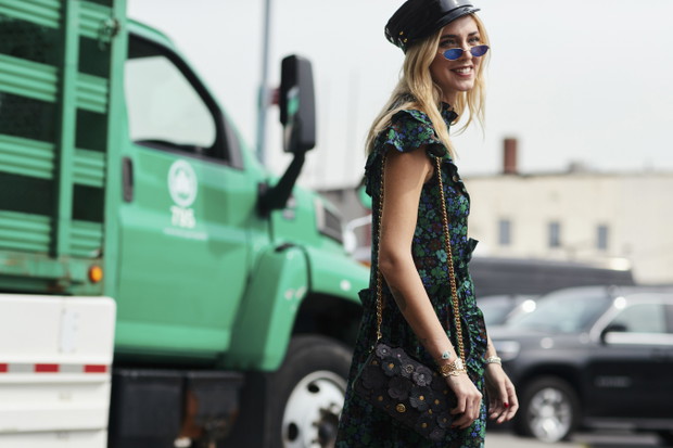 Buty, torebki, okulary przeciwsłoneczne, biżuteria, nakrycia głowy - street fashion na New York Fashion Week SS18