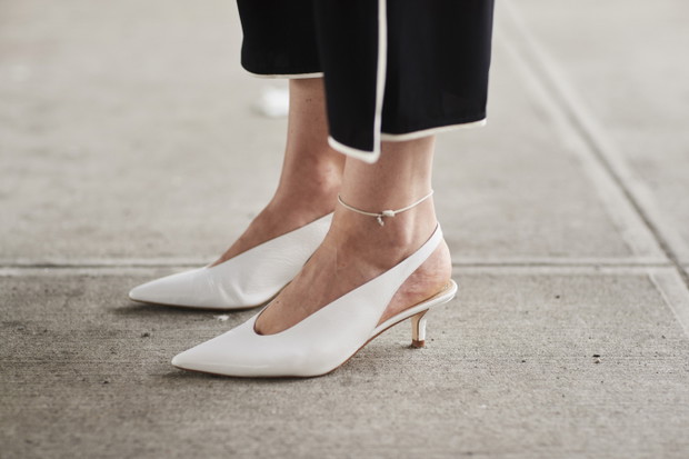Buty, torebki, okulary przeciwsłoneczne, biżuteria, nakrycia głowy - street fashion na New York Fashion Week SS18