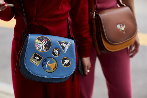 Buty, torebki, okulary przeciwsłoneczne, biżuteria, nakrycia głowy - street fashion na New York Fashion Week SS18